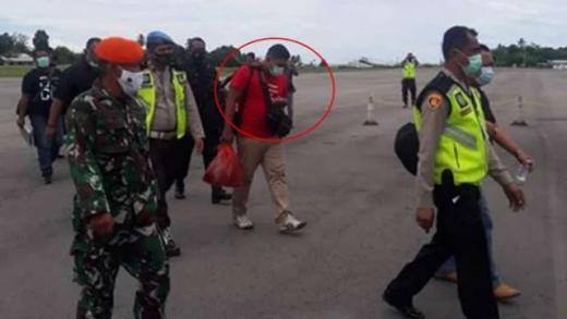 Ini Sosok Brimob Penjual Senjata ke OPM saat Diringkus TNI di Bandara