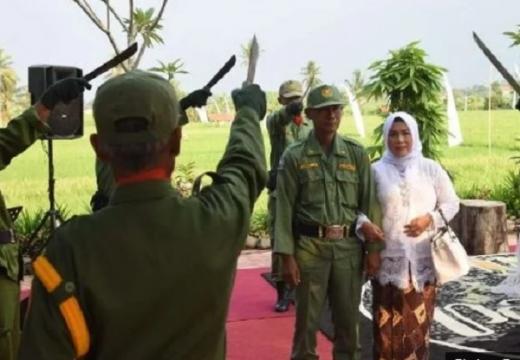 Viral Pernikahan Hansip Bak Pesta Perwira, Ada Prosesi Golok Pora