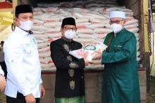 Di Aceh, Cak Imin Serahkan Bantuan 10 Ton Beras untuk Santri dan Yatim