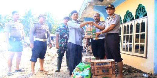 Bantu Korban Banjir di Simpang Kumu, Kapolres Rohul Sambangi Warga dan Bagikan Sembako