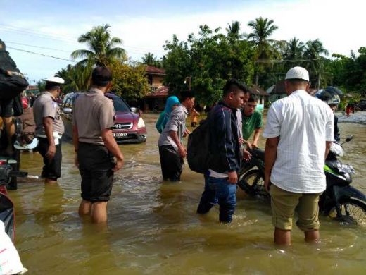 Banjir Kian Meluas di Kumu, Akibatkan 300 Rumah Warga Terendam dan Arus Lintas Sumatera Tersendat