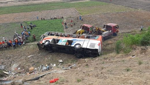 Bus Kramat Djati Kecelakaan Tunggal di Jalan Tol Surabaya-Mojokerto 2 Penumpang Tewas, Puluhan Luka-luka
