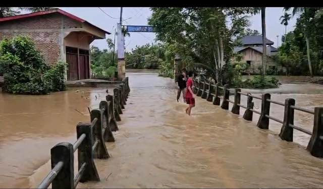 Bencana Meluas di Tiga Provinsi, Jembatan Putus dan Longsor Hambat Tim Penolong