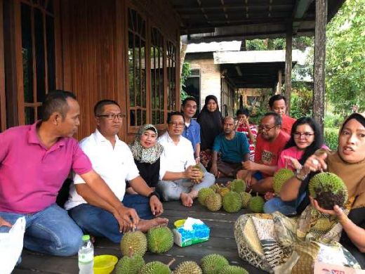 Isi Libur Panjang Mahyudin Berburu Durian Jatuh Di Desa Biih Kalsel
