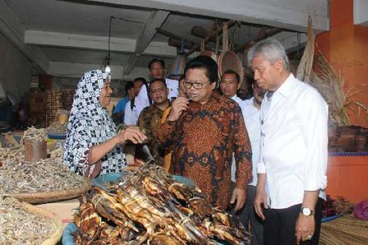 Tinjau Pasar Higienis Kota Ternate, Wakil Ketua MPR Oesman Sapta Borong Ikan dan Sayuran
