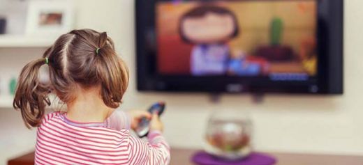 Begini Cara Membimbing Anak Nonton TV yang Sesuai Syariat Islam
