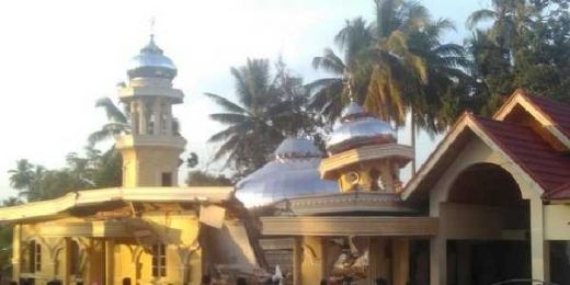 Diduga Tak Kuat Menahan Beban Kubah, Masjid Sekitar 100 Tahun di Payakumbuh Ambruk