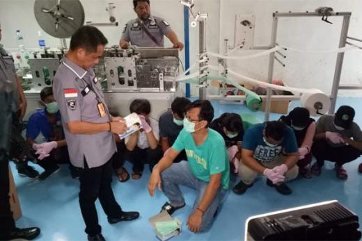 Polisi Gerebek Penimbunan Masker Ilegal di Cakung