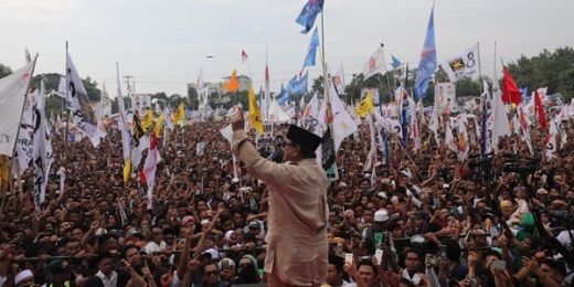 Kasih Baju dan Topi yang Dipakai ke Pendukung, Prabowo: Saudara ke Sini Ada yang Bayar Enggak?