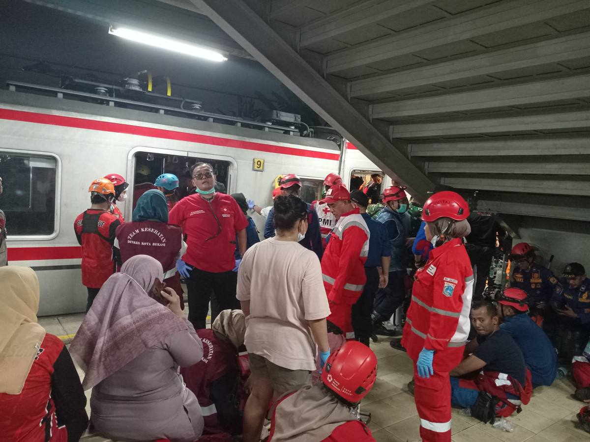 PMI DKI Gerak Cepat Bantu Evakuasi Korban Kecelakaan Kereta di Bekasi Timur