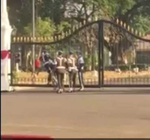 Video: Teriak Saya Mau Kawin, Pria Telanjang Coba Menyusup ke Istana Presiden dan Diamankan Paspampres