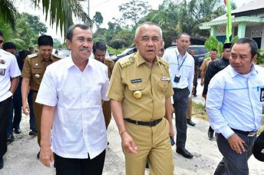 Momen Mesra Syamsuar-Andi Rachman saat Resmikan Listrik 17 Desa di Riau