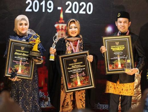 Erna Rasyid Taufan Diganjar Penghargaan sebagai Tokoh Perempuan Beprestasi di Indonesia