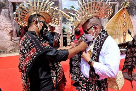 Kunjungi Kerajaan Termanu di NTT, Ketua DPD RI Diangkat Jadi Anggota Kehormatan Dewan Adat