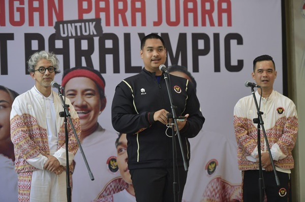 Desain Kostum Kontingen Indonesia di Paralimpiade 2024 Paris, Menpora Dito Apresiasi Desainer Didiet Maulana