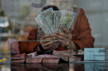 Rupiah Makin Tersudut, Prospek Bunga Tinggi dan Isu Perang Bayangi Pasar Finansial