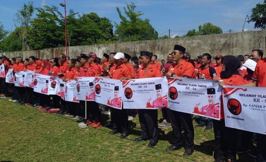Kader PDIP Solo Bentangkan Poster Ganjar Saat Upacara Sumpah Pemuda