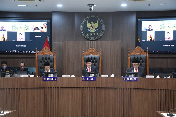 DKPP Berhentikan Nasrul Muhayyang dari Jabatan Ketua Bawaslu Sulbar