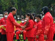 Presiden Jokowi Serahkan Bonus Apresiasi bagi Atlet ASEAN Paragames Ke-11