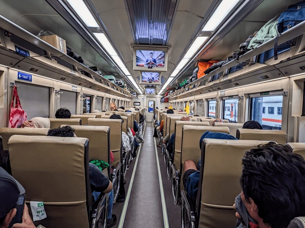 Antisipasi Lonjakan Arus Nataru, KAI Siapkan Kereta Tambahan