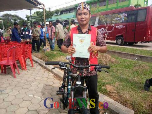 Bagi-bagi Sepeda, Jokowi: Sepedanya Sih Biasa, Tulisannya Itu yang Mahal