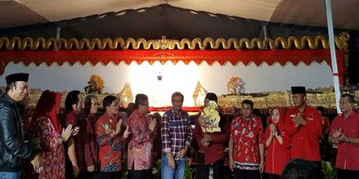 PDIP Nanggap Wayang Semalam Suntuk, dengan Lakon Semar Bangun Candi Saptaharga