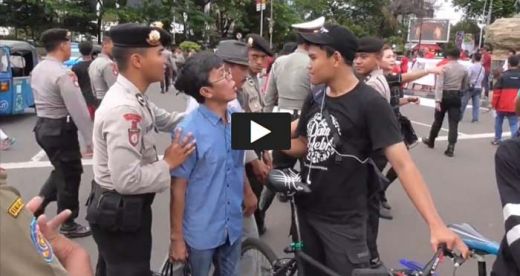 Tulis We Love FPI dan SaveFPI, Seorang Pria Digiring ke Pos Polisi