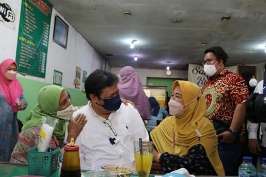 Tinjau Operasi Pasar di Salatiga, Menko Airlangga Disambut Emak-emak