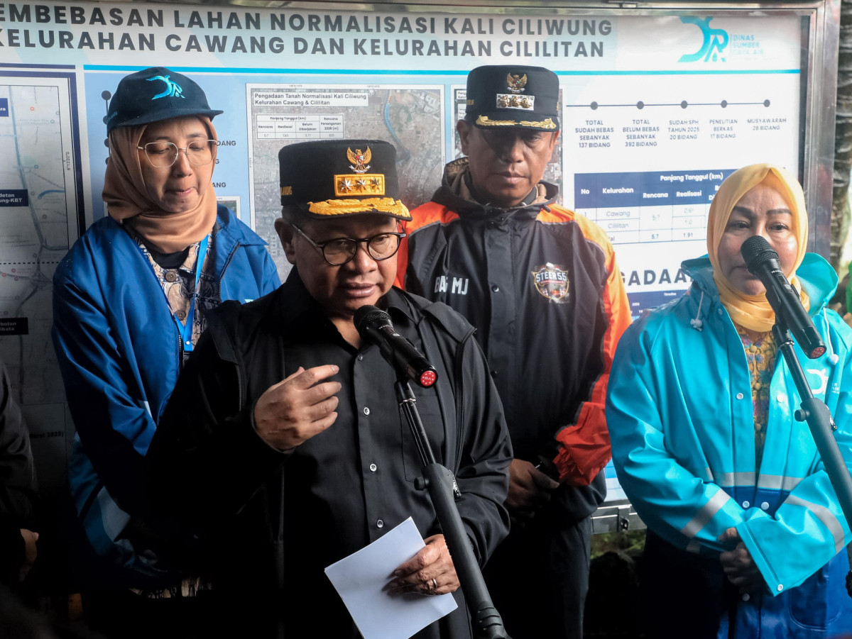 Pramono Tinjau Pembebasan Lahan Normalisasi Ciliwung di Cawang