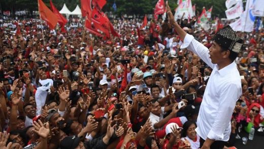 Di Hadapan Warga Banyuwangi, Jokowi Kembali Pamerkan Program Kartu Andalan