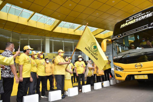Berpesan Terapkan Prokes, Ketum Golkar Airlangga Lepas 20 Bus Program Mudik Gratis Partai Golkar