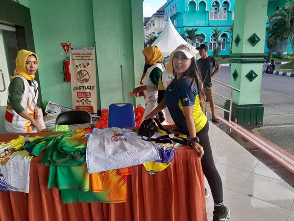 GoNews.co Anis dengan dagangan Jersey.