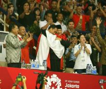 Raih Emas, Pesilat Indonesia Berhasil Bikin Jokowi dan Prabowo Berpelukan Manja