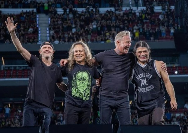 Metallica Beri Penghormatan Terakhir untuk Penggemar Setia yang Wafat di Konser