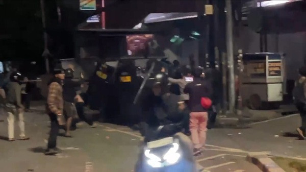 Massa Ngamuk, Hujani Batu ke Markas Brimob Kwitang Senen