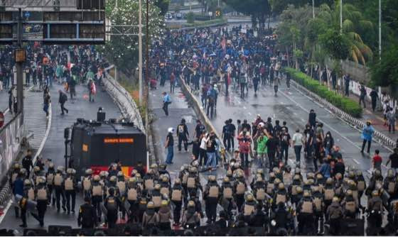 Setelah Rantis Tabrak Ojol, Video Brimob Dievakuasi Massa Beredar Luas