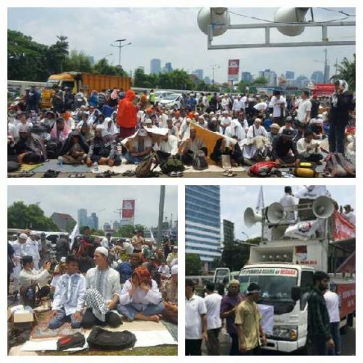 Massa Aksi 299 Mulai Mulai Berdatangan, Sebagian Salat Jumat Penuhi Depan Gerbang DPR