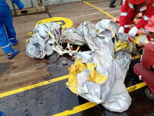 Ponsel dan Puing Pelampung Penumpang Ditemukan di Lokasi Jatuhnya Lion Air