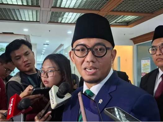 Komisi VIII Sentil Kemenag Soal Penampilan Kru Pesawat Haji, Dahnil Beri Penjelasan