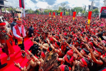 Panglima Jilah Pastikan Pasukan Merah Suku Dayak Satu Komando Kawal Jokowi