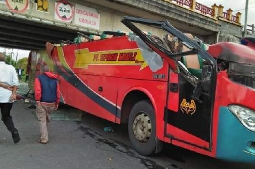 Tabrak Fly Over, Bus di Padang Panjang Ringsek Akibatkan 17 Orang Luka