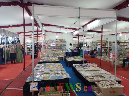 GoNews Stand bazar buku di Batang yan