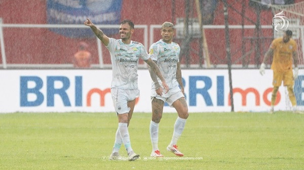 Tyronne del Pino Pencetak Dua Gol Direct Free Kick Persib Bandung