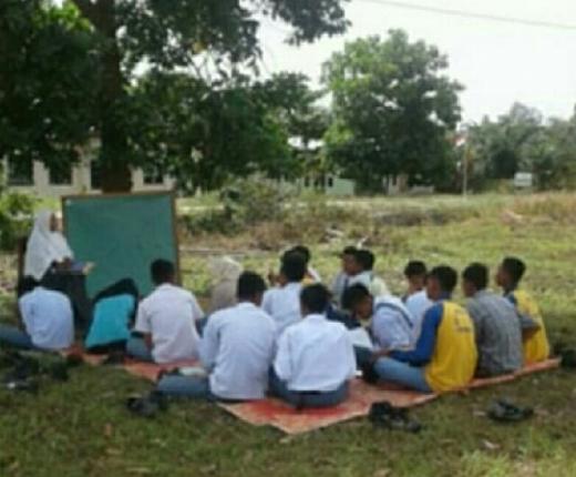 Siswanya Belajar di Bawah Pohon, DPRD Desak Pemprov Riau Segera Bangun Gedung SMKN 1 Bonai Darussalam