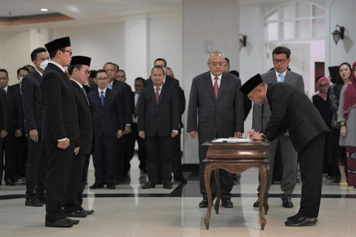 Plt Menpora Lantik Surono Sebagai Deputi dan Yohan Jadi Staf Ahli