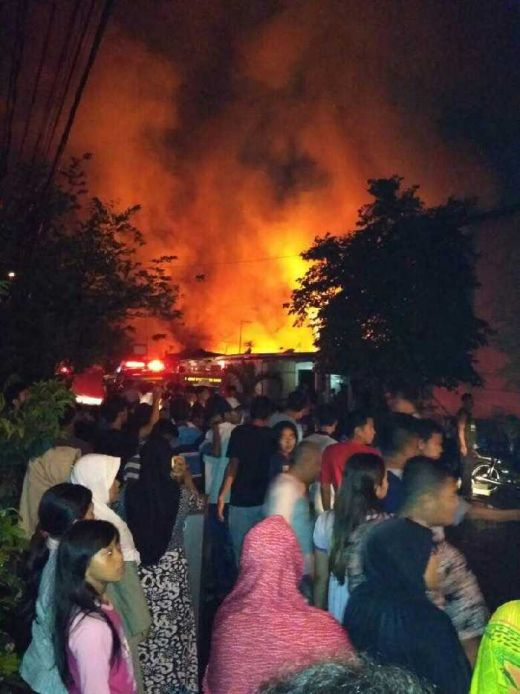 Baru Saja, Kebakaran di Komplek Polri Ciracas, 12 Damkar Dikerahkan