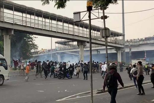 Kericuhan Pecah Usai Vonis Habib Rizieq, Polisi Tembak Gas Air Mata
