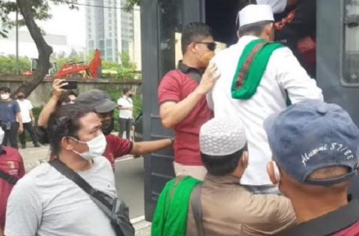 Ricuh di Pengadilan, 15 Pendukung Habib Rizieq Ditangkap Polisi