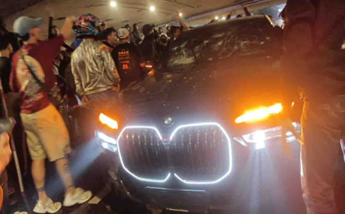 Salah Sasaran! BMW Diamuk Massa Saat Demo, Sopir Remaja Dievakuasi