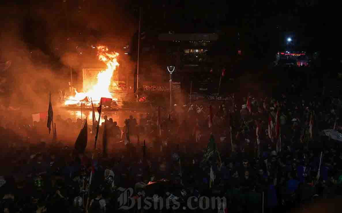 Tangis, Teriakan, dan Api: Malam Panas di Depan DPR Usai Tragedi Affan